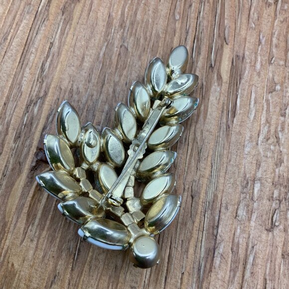 Milk Glass Vintage Marquise Shaped Stones Aurora Borealis Gold Tone Leaf Brooch - Picture 5 of 7